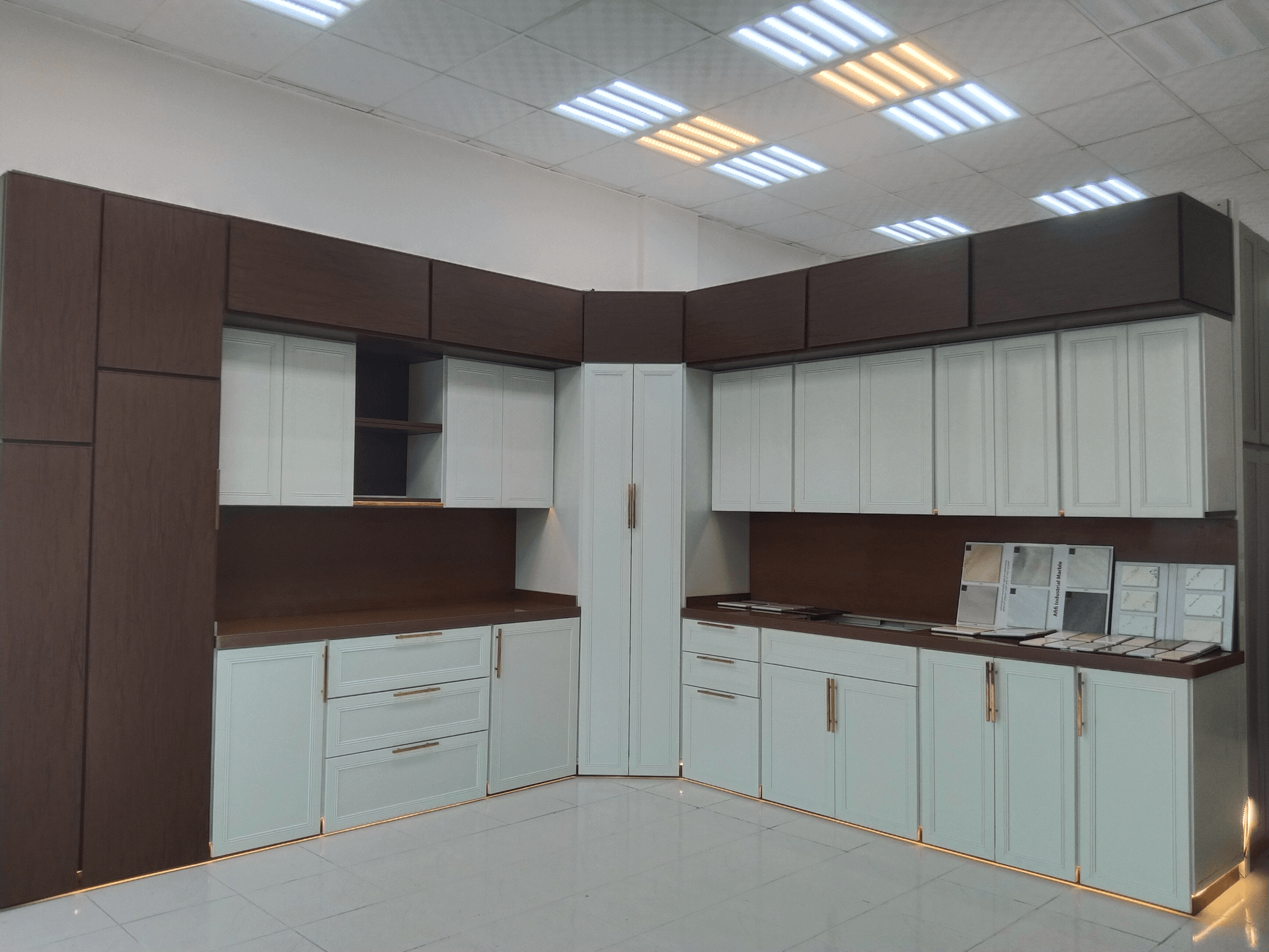 أثاث ومكيفات وسكراب